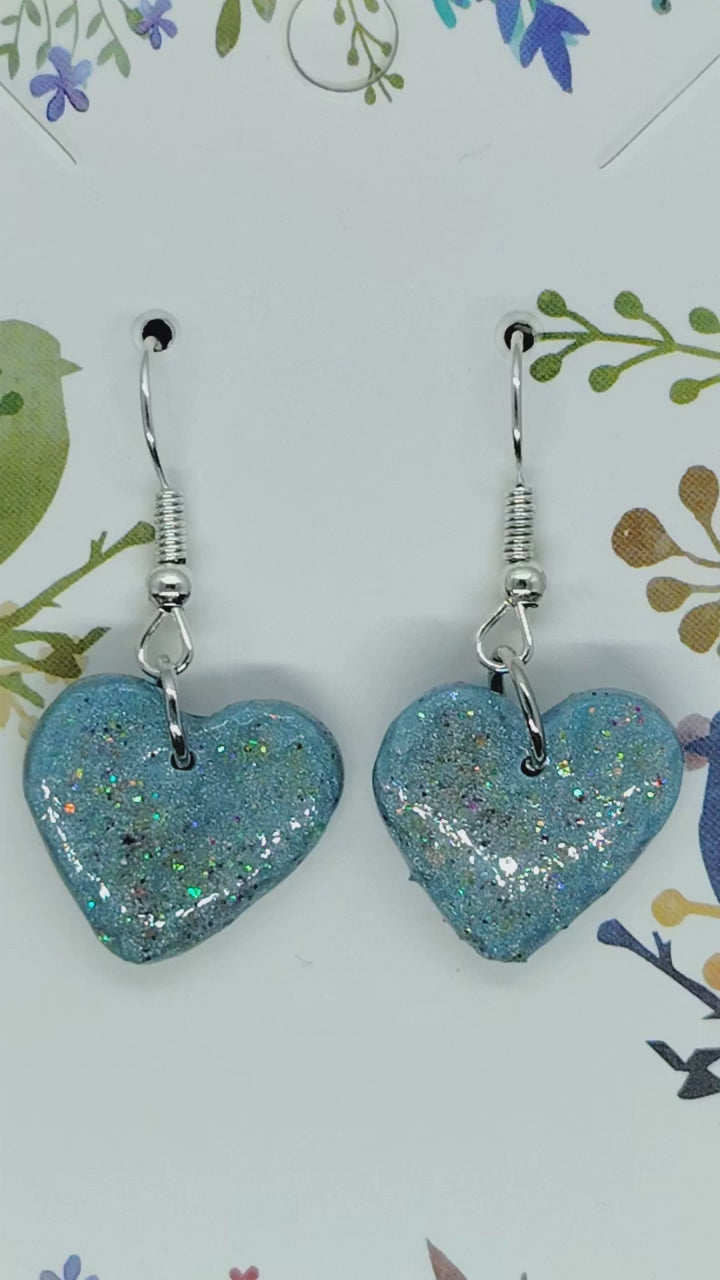 Pendientes de resina y arcilla corazón azul